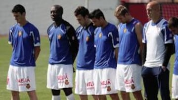 <b>HOMEJAJE. </b>La plantilla del Mallorca guardó un minuto de silencio en recuerdo de Tolo Calafat.