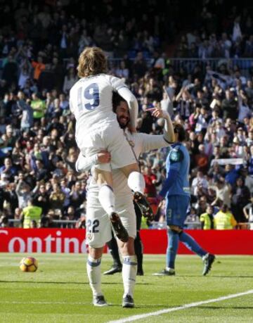 Isco celebra su segundo gol, el 4-0, junto a su asistente en el gol, Luka Modric.