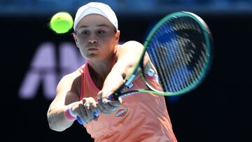 Ashleigh Barty devuelve una bola ante Marie Bouzkova en el Yarra Valley Classic de Melbourne.