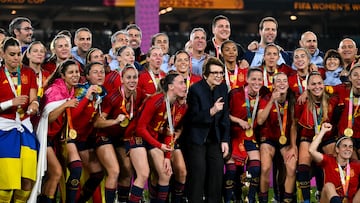 Sydney (Australia), 20/08/2023.- Team Spain poses for photographs with American tennis legend Billie Jean King after winning the FIFA Women's World Cup 2023 Final soccer match between Spain and England at Stadium Australia in Sydney, Australia, 20 August 2023. (Tenis, Mundial de Fútbol, España) EFE/EPA/DEAN LEWINS AUSTRALIA AND NEW ZEALAND OUT
