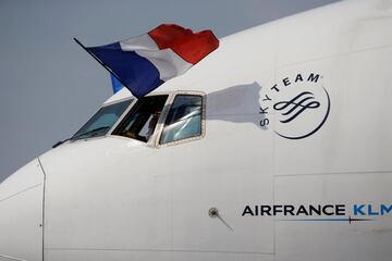 La selección francesa ha llegado al aeropuerto Roissy-Charles de Gaulle rodeado de una gran espectación. Después se han subido al clásico autobús para recorrer las calles de París y celebrar la segunda estrella con los aficionados.