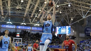 Dzanan Musa, alero del R&iacute;o Breog&aacute;n, anota ante el Monbus Obradoiro.