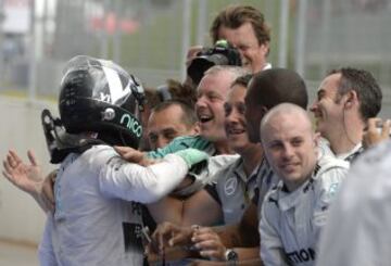 Mercedes team members celebrate with Mercedes' German driver Nico Rosberg (L) after he won the Austrian Formula One Grand Prix at the Red Bull Ring in Spielberg on June 22, 2014. AFP PHOTO / CHRISTOF STACHE