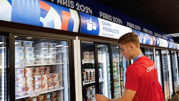 PAR?S (FRANCIA), 23/07/2024.- Un atleta espa?ol ante un dispensador de alimentos de la Villa Ol¨ªmpica antes del comienzo de los Juegos Ol¨ªmpicos 2024 este martes. Los Juegos Ol¨ªmpicos de Par¨ªs 2024 se disputar¨¢n del 26 de julio al 11 de Agosto de 2024. EFE/Chema Moya