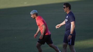 Banega, en un entrenamiento junto a Julen Lopetegui.