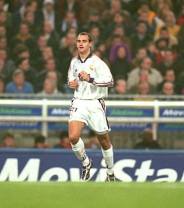 Formado en la cantera del Real Madrid, pasó por los diferentes equipos inferiores, llegando a jugar en Segunda División con el Castilla. La temporada 98/99 fue cedido a la Cultural Leonesa.