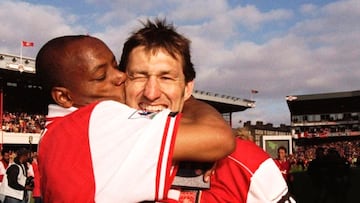Ian Wright y su compañero del Arsenal, celebrando juntos un triunfo