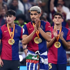 Gavi arropa a Araújo