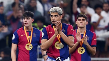 Gavi arropa a Araújo