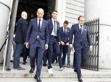 Los jugadores del Real Madrid saliendo de la Catedral de La Almudena para ofrecer la Copa de Europa conseguida el día de ayer en Kiev tras vencer por 3 goles a 1 al Liverpool 