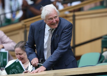 Sir David Attenborough nació el 8 de mayo de 1926 en Londres, Reino Unido. 
Es uno de los divulgadores científicos más reconocidos del mundo, con una carrera que comenzó en la BBC en los años 50. Ha narrado y producido documentales emblemáticos como 'Planeta Tierra', 'Planeta Azul'y 'Vida en la Tierra', revolucionando la forma en que se presenta la naturaleza en televisión. Su trabajo ha influido en generaciones y ha sido premiado con múltiples galardones internacionales.

A sus 99 años, mantiene una lucidez admirable. Aunque ha reducido sus apariciones públicas, sigue narrando documentales y participando en proyectos ambientales. Su voz y presencia siguen siendo símbolo de respeto por la vida en el planeta.