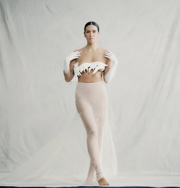 En 2022 Cristina Pedroche decidi¨® lucir una paloma que tapaba sus pechos. Una pieza de Jacinto de Manuel, realizada en pasta de papel reciclado con peri¨®dicos del a?o pasado y esmaltada en color blanco y con un pico que lleva una rama de olivo de bronce dorado. En la parte inferior, apost¨® por una falda completamente transparente.