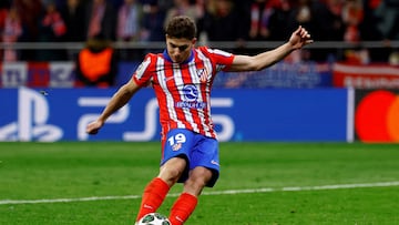 FILE PHOTO: Soccer Football - Champions League - Round of 16 - Second Leg - Atletico Madrid v Real Madrid - Metropolitano, Madrid, Spain - March 12, 2025 Atletico Madrid's Julian Alvarez scores a penalty during the penalty shootout wich is later disallowed after a VAR review REUTERS/Susana Vera/File Photo