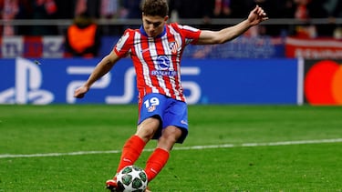 FILE PHOTO: Soccer Football - Champions League - Round of 16 - Second Leg - Atletico Madrid v Real Madrid - Metropolitano, Madrid, Spain - March 12, 2025 Atletico Madrid's Julian Alvarez scores a penalty during the penalty shootout wich is later disallowed after a VAR review REUTERS/Susana Vera/File Photo