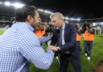 Los entrenadores de ambos equipos se saludan antes del comienzo del partido.