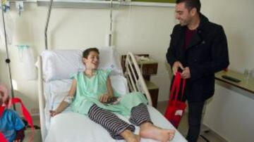 Xavi fue otro de los que visitó uno de los hospitales.