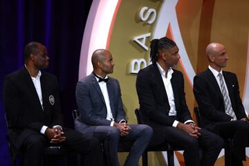 Durante el discurso de agradecimiento de Gregg Popovich subieron al escenario 3 jugadores históricos de la franquicia texana, David Robinson, Tony Parker que también ingresó en el hall of fame este año, Tim Duncan y Manu Ginobili, que acompañaron al todavía técnico de los San Anotnio Spurs.