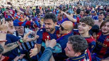 Los jugadores del Levante celebran el ascenso a Primera División tras ganar al Burgos CF este domingo en el partido de LaLiga Hypermotion celebrado en el Estadio Municipal El Plantío de Burgos.