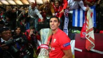 Reyes sostiene el trofeo de la Europa League.