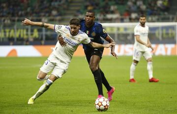 Federico Valverde con Denzel Dumfries.