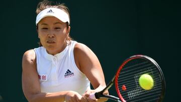 La tenista china Shuai Peng devuelve una bola durante su partido ante Samantha Stosur en Wimbledon de 2018.