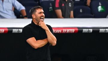 El entrenador argentino Eduardo Coudet da &oacute;rdenes durante el partido entre el Real Madrid y el Celta. 