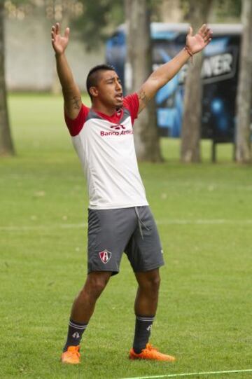 El entonces jugador rojinegro fue detenido por conducir en estado de ebriedad. Sin embargo, el futbolista intentó huir pero la policía lo capturó de inmediato. 