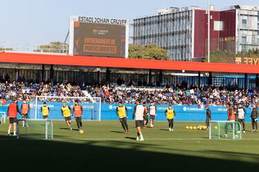 La plantilla del Barcelona durante el entrenamiento de puertas abiertas desde el Johan Cruyff.
