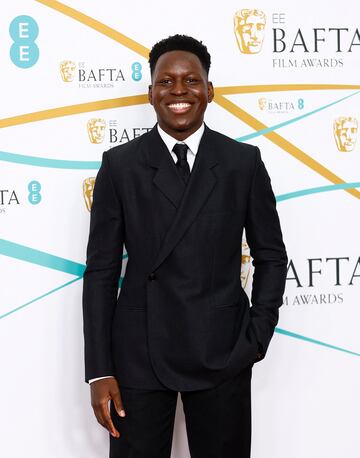 Toheeb Jimoh posa a su llegada a los Premios de Cine de la Academia Británica de Cine y Televisión (BAFTA) de 2023 en el Royal Festival Hall de Londres, Gran Bretaña. 