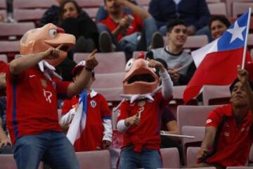 Hinchas de la seleccion chilena alientan a su equipo antes del partido valido por las clasificatorias al mundial de Rusia 2018 contra Peru disputado en el estadio Nacional de Santiago, Chile.