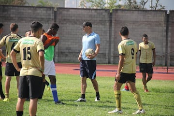 El exdefensa de Once Caldas, Samuel Vanegas, también se graduó en ATFA. En 2015 comenzó a trabajar en las divisiones menores de Rionegro Águilas.