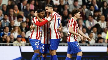 Soccer Football - LaLiga - Real Madrid v Atletico Madrid - Santiago Bernabeu, Madrid, Spain - March 22, 2026 Atletico Madrid's Ademola Lookman celebrates scoring their first goal with teammates REUTERS/Jon Nazca