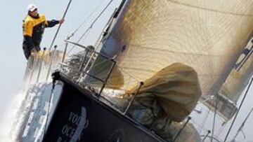 <b> REPARACIÓN. </b> El "Movistar", después de cruzar la segunda meta volante de la etapa en las Islas Eclipse, decidió a las 12 de la mañana de ayer realizar una parada técnica en la bahía del Albany para que el equipo de tierra reparase "in situ" su fuga de aceite y la tapa del pistón hidráulico de babor.