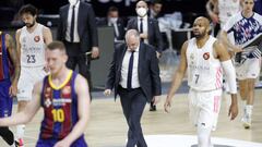 Pablo Laso se retira a los vestuarios, rodeado por Llull y Tyus, tras la primera parte de la final de Copa.