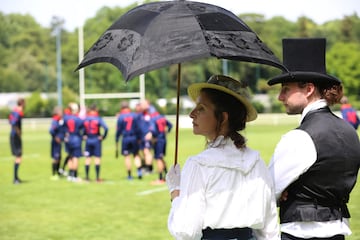 Actores con trajes de época durante el  partido de conmemoración de la unión de rugby entre los equipos Stade Francais y Racing Club de France en el estadio Christophe Dominici en París, mientras recrean la primera final de 1892. - El primer título de Los campeones de la unión francesa de rugby se otorgó en 1892 y fue arbitrado por Baron de Coubertin, el equipo ganador recibe el Bouclier de Brennus, el famoso trofeo otorgado desde ese año.