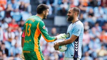Borja Iglesias y Paulo Gazzaniga, antes de que el delantero del Celta ejecutara el penalti que permitió a su equipo empatar ante el Girona.