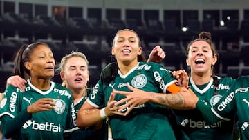 Soccer Football - Women's Copa Libertadores - Final - Palmeiras v Boca Juniors - Estadio Rodrigo Paz Delgado, Quito, Ecuador - October 28, 2022 Palmeiras' Beatriz celebrates scoring their fourth goal with teammates REUTERS/Cristina Vega