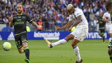 Lyon's Spanish forward Mariano Diaz (C) scores a goal during the French L1 football match Lyon (OL) vs Guingamp (EAG), on September 10, 2017 at the Groupama stadium in DxE9cines-Charpieu near Lyon, southeastern France. / AFP PHOTO / JEAN-PHILIPPE KSIAZEK