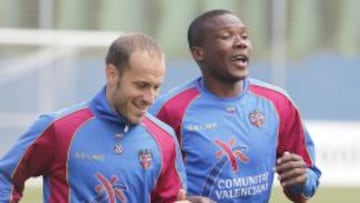 Juanlu (i), jugador del Levante, durante un entrenamiento.