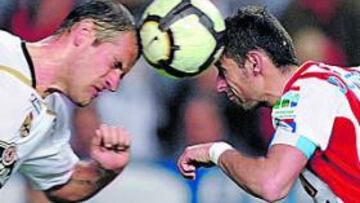 <b>PARTIDO DISPUTADO Y POLÉMICO. </b>Alberto Lopo, que acabó el partido expulsado con una tarjeta roja directa, pelea por un balón aéreo con Diego Castro.