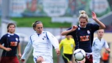 <b>CON EL ZORKIY. </b>María Ruiz, de blanco, en el centro, tras un remate.