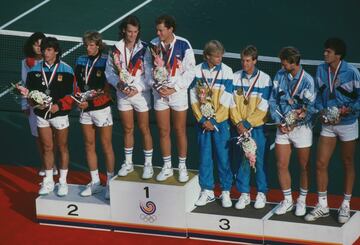 En tenis, la clásica pareja Emilio Sánchez-Vicario y Sergio Casal fue plata al ser sólo superada por los estadounidenses Ken Flach y Robert Seguso en la final. 