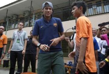 El jugador del Barça, junto a Nike, fue a buscar a un niño a su casa y le acompañó al colegio, donde jugaron un partido con sus amigos.