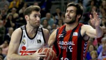 El alero del Real Madrid Rudy Fernández, intenta superar al alero del Laboral Kutxa Fernando San Emeterio.