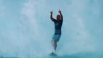 Kelly Slater levantando los brazos tras una ola de 10 en el Billabong Pipe Masters de la World Surf League. 