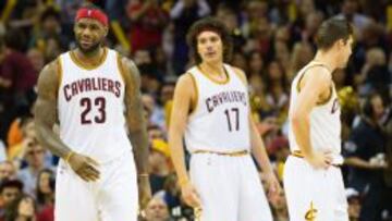 LeBron James, Anderson Varejaoy Joe Harris.