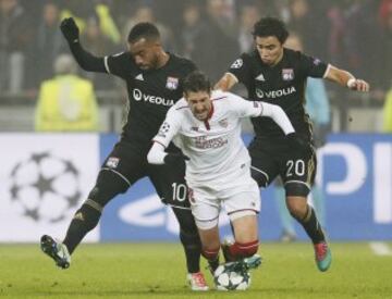 Sergio Escudero entre Alexandre Lacazette y Rafael.