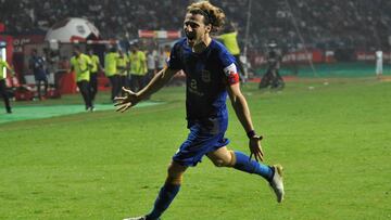 Mumbai City FC player Diego Forlan Corazzo celebrates after scoring during the Indian Super League football match between Atletico de Kolkata and Mumbai City FC in Kolkata on October 25, 2016. / AFP PHOTO / STR