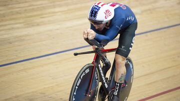 El ciclista estadounidense de pista Ashton Lambie compite durante una prueba en el velódromo,