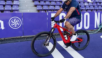 VALLADOLID, 05/06/2022.- El presidente del Real Valladolid, Ronaldo Nazário, cumple la promesa que hizo si el equipo ascendía a Primera División y recorrerá el Camino de Santiago en bici eléctrica, a lo largo de 4 etapas de unos 50-60 kilómetros cada día, con salida este domingo desde Valladolid y llegada el miércoles a la catedral de Santiago de Compostela. EFE/R. García
